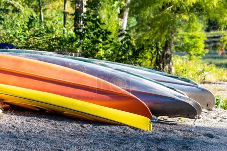 Foto de Un primer plano de canoas boca abajo esperando a ser utilizado en el lago - Imagen libre de derechos