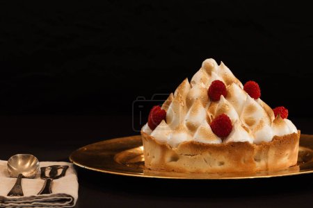 Foto de Un primer plano de un pastel con frambuesa y merengue - Imagen libre de derechos
