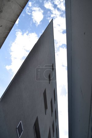 Foto de Un plano vertical de bajo ángulo de un edificio - Imagen libre de derechos