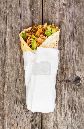 Téléchargez les photos : Un gros plan de shawarma sur un fond de bois - en image libre de droit