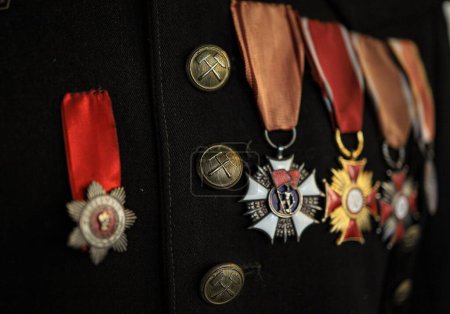 Téléchargez les photos : Un gros plan des médailles sur l'uniforme minier - en image libre de droit