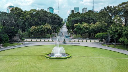 Téléchargez les photos : La vue sur la pelouse avec une fontaine dans la cour du Palais de l'Indépendance. Ho Chi Minh Ville, Vietnam. - en image libre de droit