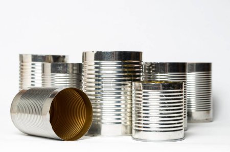 Foto de Un primer plano de latas de metal aisladas sobre un fondo blanco. - Imagen libre de derechos