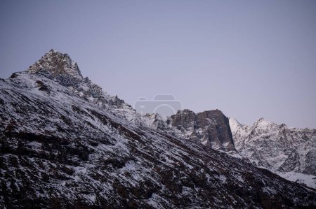 Téléchargez les photos : Belle couleur lever de soleil vue montagne - en image libre de droit