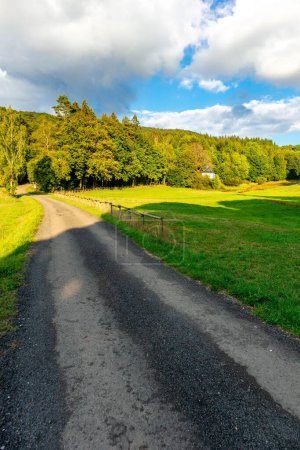 Foto de Un viejo camino de asfalto en el campo en Schmalkalden, Turingia, Alemania - Imagen libre de derechos