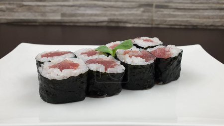 Foto de Un primer plano de un plato blanco lleno de ocho piezas de delicioso sushi - Imagen libre de derechos