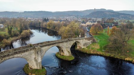 Foto de Una vista aérea del viejo puente de Stirling sobre el río Forth, Escocia, Reino Unido - Imagen libre de derechos