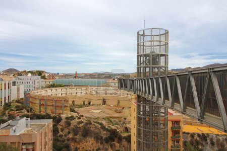 Téléchargez les photos : Tour d'ascenseur et arène à Carthagène, Région de Murcie, Espagne - en image libre de droit