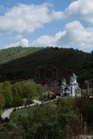 Téléchargez les photos : Vue verticale d'une église à Ponoarele avec un ciel bleu nuageux en arrière-plan, Roumanie - en image libre de droit