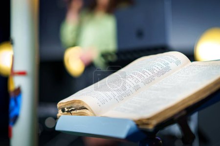 Foto de Una biblia abierta en el púlpito con fondo borroso - Imagen libre de derechos
