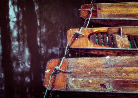 Téléchargez les photos : Une vue rapprochée de punts en bois amarrés à la "tête de la rivière" à Oxford - en image libre de droit