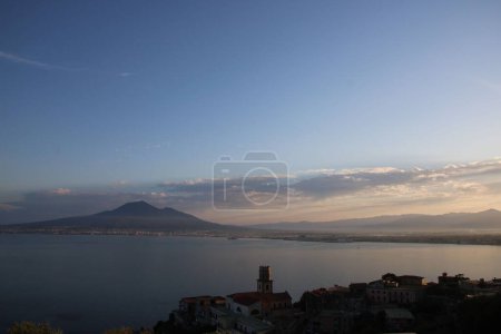 Téléchargez les photos : Un paysage marin avec le volcan Vésuve à l'arrière-plan à Castellammare di Stabia, Italie - en image libre de droit