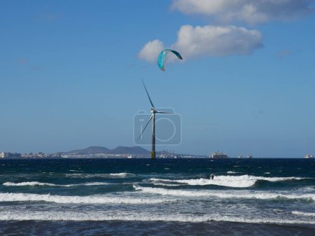 Foto de Una hermosa vista del kitesurf sobre el mar en Telde, Gran Canaria, Islas Canarias. - Imagen libre de derechos