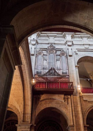 Téléchargez les photos : Un plan vertical de la musique d'orgue à l'intérieur d'une église sur le balcon - en image libre de droit