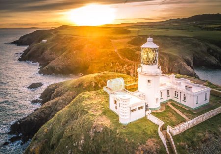 Téléchargez les photos : Une vue aérienne du phare blanc au Royaume-Uni pendant le coucher du soleil - en image libre de droit