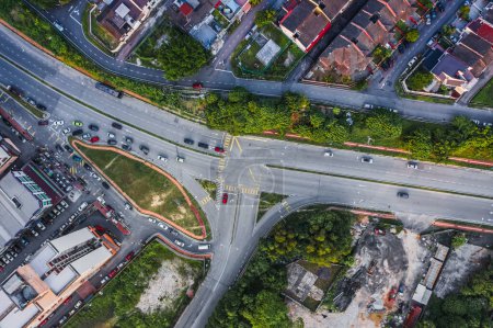Eine Luftaufnahme von Straßen und Hausdächern der Stadt Petaling Jaya