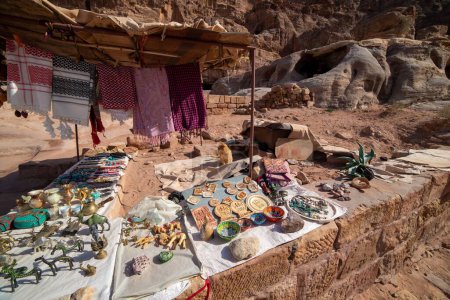 Foto de Una hermosa vista del mercado cerca de las montañas en Petra, Jordania - Imagen libre de derechos