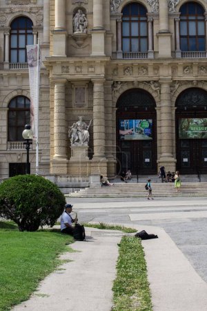 Téléchargez les photos : Un plan vertical d'un magnifique monument dans la merveilleuse ville de Vienne, en Autriche, un jour d'été - en image libre de droit