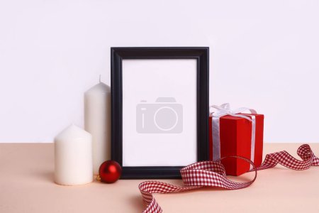Téléchargez les photos : Gros plan d'une composition de Noël avec diverses décorations sur fond blanc - en image libre de droit