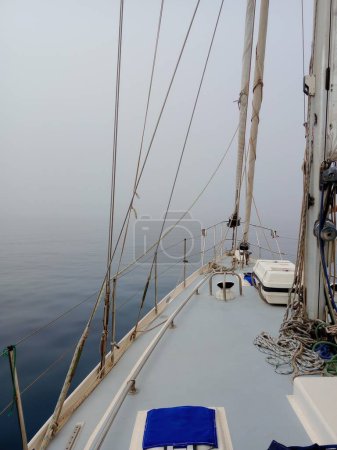 Téléchargez les photos : Plan vertical d'un navire avec la mer en arrière-plan par une journée brumeuse à Gibraltar - en image libre de droit
