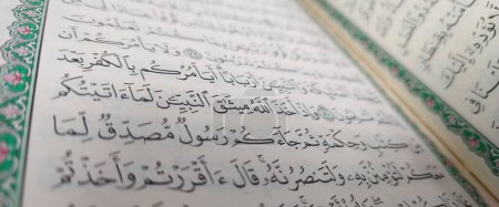 Téléchargez les photos : Gros plan d'un livre ouvert du Saint Coran écrit en arabe. - en image libre de droit