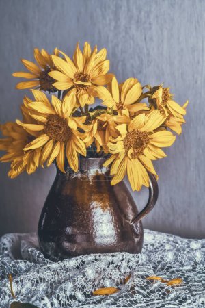 Téléchargez les photos : Un gros plan vertical de bouquet de tournesol dans un vase sur une nappe - en image libre de droit