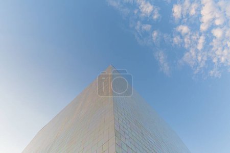 Téléchargez les photos : Un plan à angle bas d'un bâtiment moderne en verre contre un ciel bleu - en image libre de droit