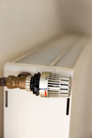 Foto de Una toma vertical del termostato del radiador de calefacción en un apartamento - Imagen libre de derechos