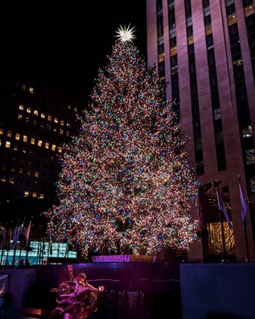 Foto de Un plano vertical del árbol de Navidad del Rockefeller Center - Imagen libre de derechos