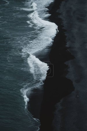 Téléchargez les photos : Une vue aérienne verticale de l'emblématique plage noire d'Islande - en image libre de droit