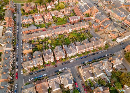 Téléchargez les photos : Une vue aérienne du paysage urbain entouré de bâtiments au Royaume-Uni - en image libre de droit