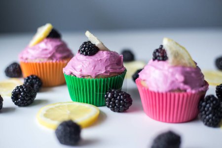Téléchargez les photos : Un gros plan de cupcakes violets aux mûres - en image libre de droit