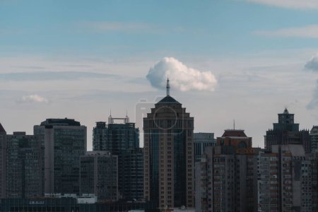 Téléchargez les photos : Une vue panoramique sur les bâtiments modernes d'une ville urbaine devant un horizon bleu-ombragé - en image libre de droit