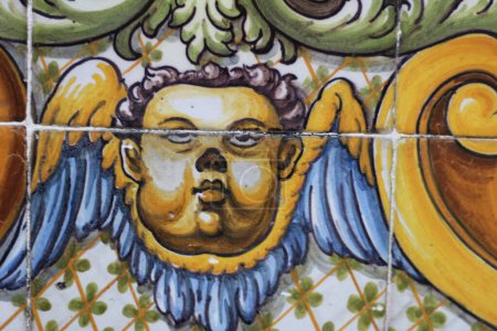Foto de Un diseño de baldosas cerámicas decoradas de azulejos anciano de Talavera de la Reina, España - Imagen libre de derechos