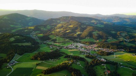 Téléchargez les photos : Une vue aérienne d'un paysage avec un petit village et des forêts - en image libre de droit