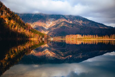 Téléchargez les photos : Un gros plan d'une eau douce reflétant les belles montagnes et les orangers - en image libre de droit