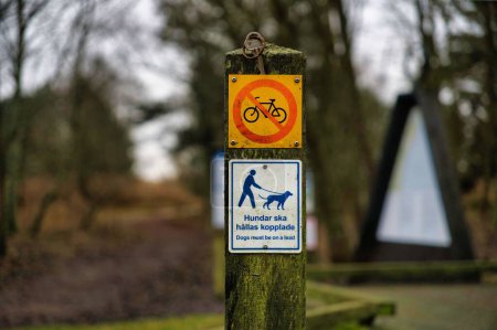 Foto de Un primer plano de signos que no muestran bicicletas y para perros paseantes atados - Imagen libre de derechos