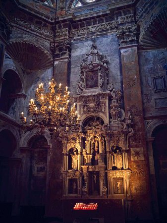 Foto de Un plano vertical del espeluznante y misterioso interior de una iglesia con velas - Imagen libre de derechos