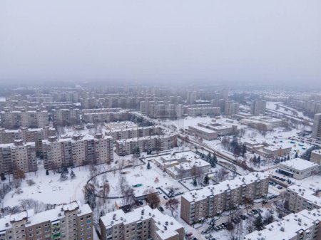 Téléchargez les photos : Vue aérienne d'immeubles soviétiques recouverts de neige à Kaunas Lituanie - en image libre de droit