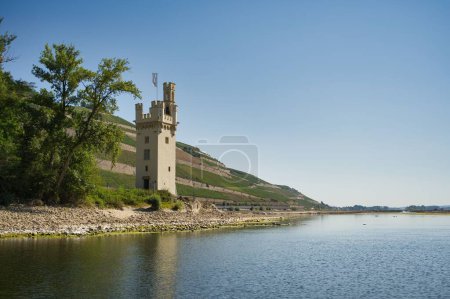 Téléchargez les photos : La Tour historique de la Souris près de l'eau à Bingen am Rhein, Allemagne - en image libre de droit