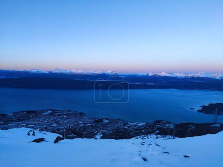 Téléchargez les photos : Un paysage pittoresque de la mer gelée entourée de sommets de montagne par une froide journée d'hiver - en image libre de droit