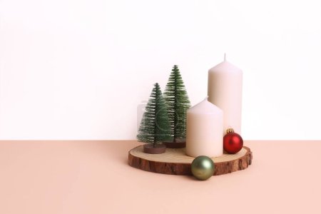 Foto de Un primer plano de una composición navideña con árboles y velas sobre un fondo blanco - Imagen libre de derechos