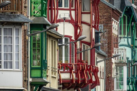 Téléchargez les photos : Une ligne de maisons colorées à Mers-Les-Bains en Normandie France - en image libre de droit