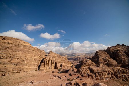 Foto de Una vista aérea de edificios antiguos en Petra, Jordania - Imagen libre de derechos