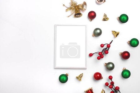 Téléchargez les photos : Une maquette du festival de Noël sur fond blanc avec un cadre vierge au centre. - en image libre de droit