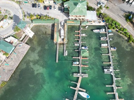 Téléchargez les photos : Un plan aérien des bateaux stationnés dans le port de la ville - en image libre de droit