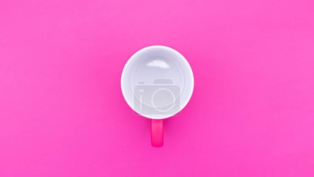 Foto de Una vista superior de una taza vacía aislada sobre un fondo rosa - Imagen libre de derechos