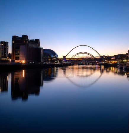 Téléchargez les photos : Une vue panoramique du pont en arc de Tyne au coucher du soleil à Newcastle Upon Tyne, Royaume-Uni - en image libre de droit
