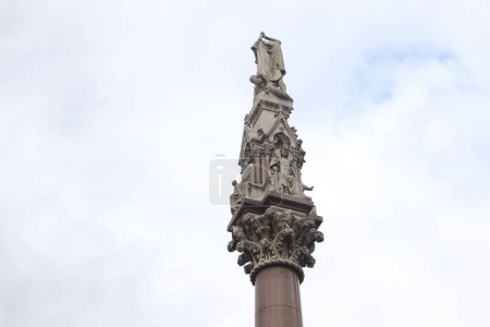 Téléchargez les photos : The Westminster Scholars War Memorial à Londres, Royaume-Uni sous un ciel nuageux brillant - en image libre de droit