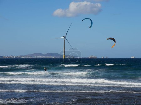 Téléchargez les photos : Vue lointaine des kitesurfers dans l'océan à Telde, Grande Canarie, Îles Canaries, Espagne - en image libre de droit